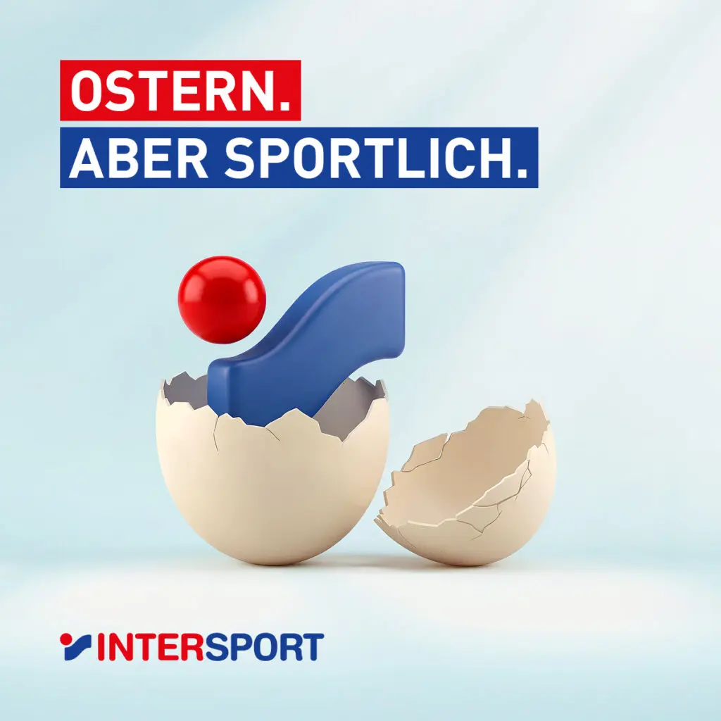 Aus einer zerbrochenen Eierschale kommen eine blaue Sportpfeife und ein roter Ball zum Vorschein. Der Text lautet „OSTERN. ABER SPORTLICH.“ und unten ist das INTERSPORT-Logo zu sehen. Der Hintergrund ist hellblau.