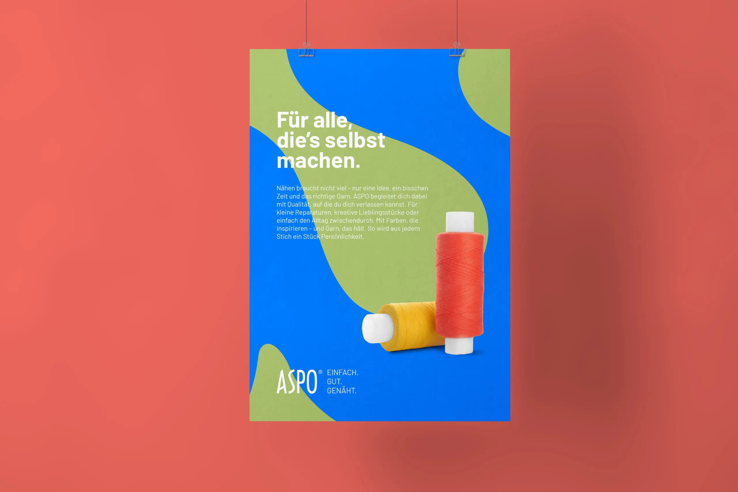 Ein Poster mit einem abstrakten Hintergrund in Blau und Grün, auf dem zwei Garnrollen (eine orangefarbene und eine gelbe) abgebildet sind, sowie ein deutscher Text, der für ASPO wirbt – für Menschen, die selbst kreativ sind.