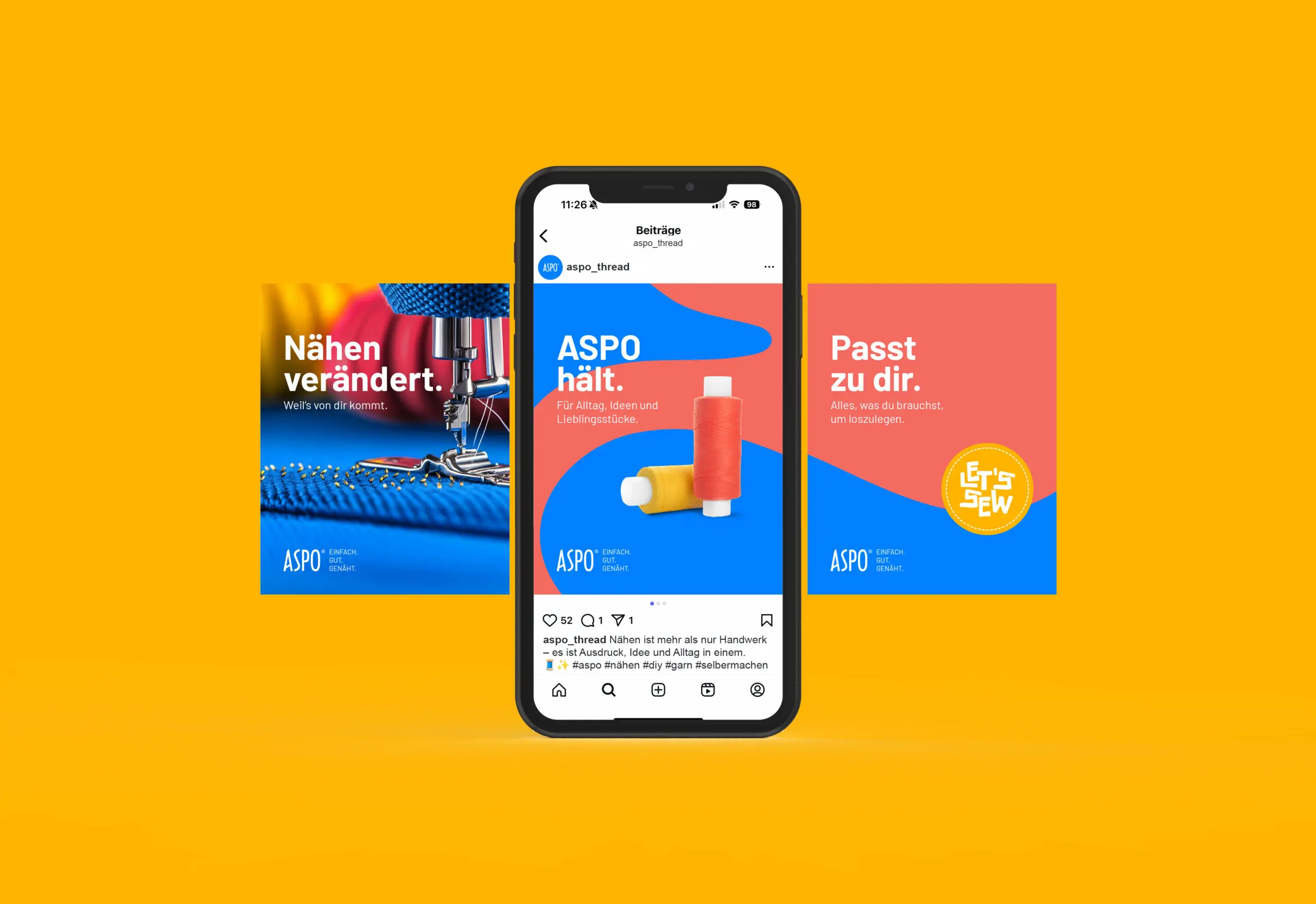 Auf einem Smartphone ist ein Instagram-Beitrag von ASPO mit Nähgarn zu sehen. Dahinter sind zwei farbenfrohe Anzeigen zu sehen, die Nähmotive, Garnspulen und deutschen Text auf blauem, gelbem und rosa Hintergrund zeigen.