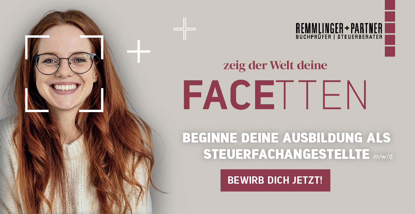 Neben einem deutschen Text, der für eine Ausbildung zum Steuerfachangestellten wirbt, ist eine lächelnde junge Frau mit langen roten Haaren und Brille abgebildet. Im Hintergrund sind das Logo von Remmlinger + Partner und eine Schaltfläche mit der Aufschrift „Bewirb dich jetzt!“ zu sehen.
