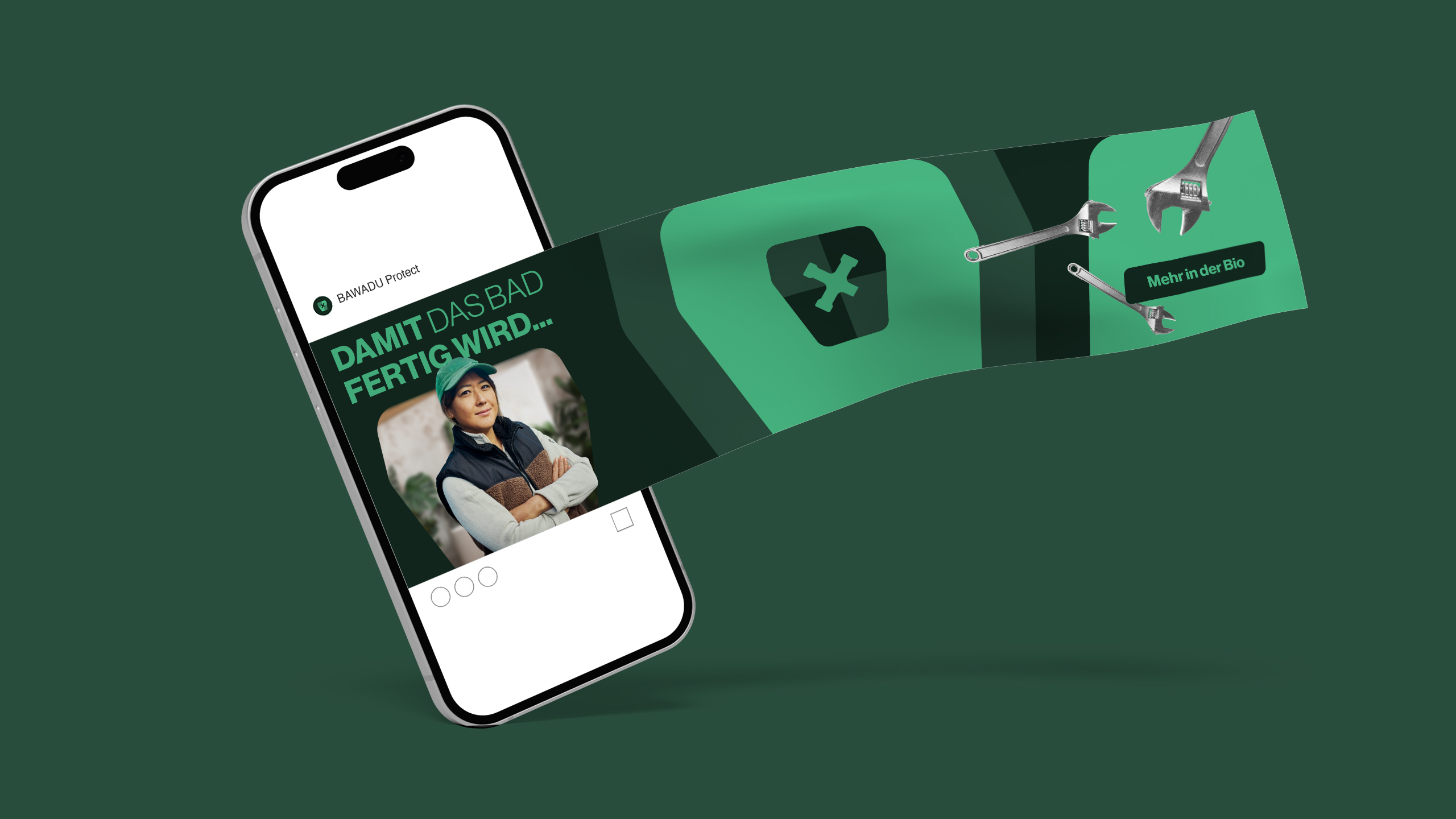 Auf einem Smartphone wird eine Anzeige mit einer Frau in einer Weste und einer Mütze angezeigt. Vor einem grünen Hintergrund läuft ein Banner mit Werkzeugen und deutschem Text über den Bildschirm.